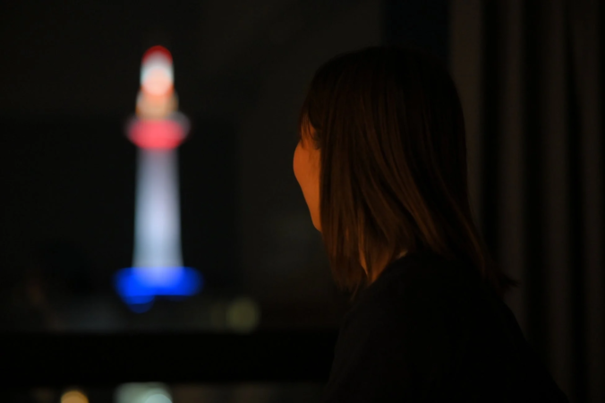 京都の夜景を一望する客室