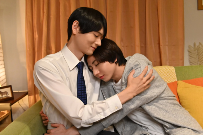 ソファで抱き合う一良と慶伊