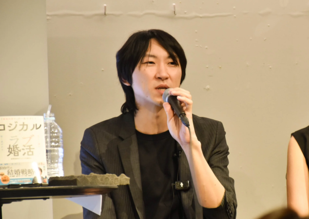イベントでスピーチする男性登壇者
