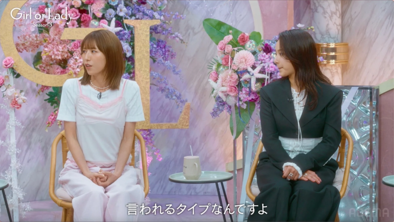 華やかなスタジオセットで、2人の女性が椅子に座ってトークをしている様子
