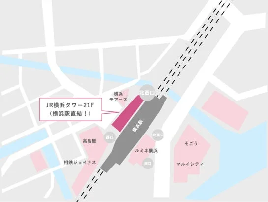 横浜駅周辺の商業施設とJR横浜タワー21Fへのアクセスを示す地図です。横浜駅に直結するJR横浜タワーを中心に、主要なデパートやショッピングモール、駅の各出口が分かりやすく示されています。