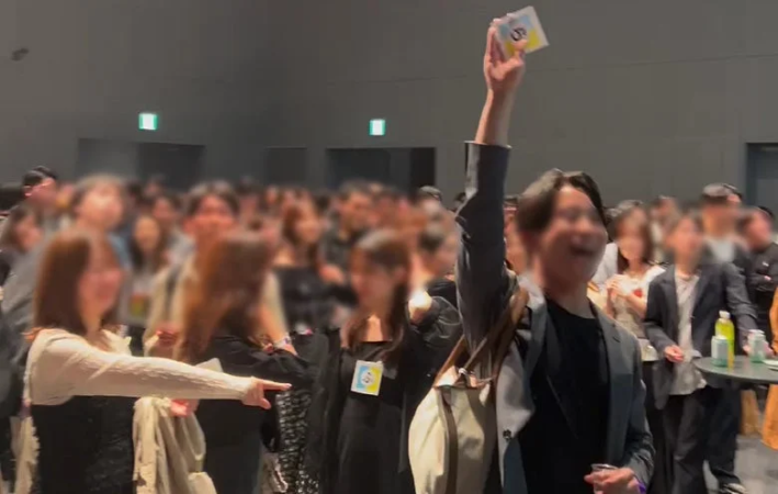 イベントでカードを掲げる参加者の様子