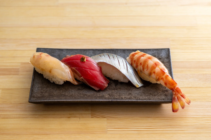 新鮮で美味しそうな日本の伝統料理の握り寿司