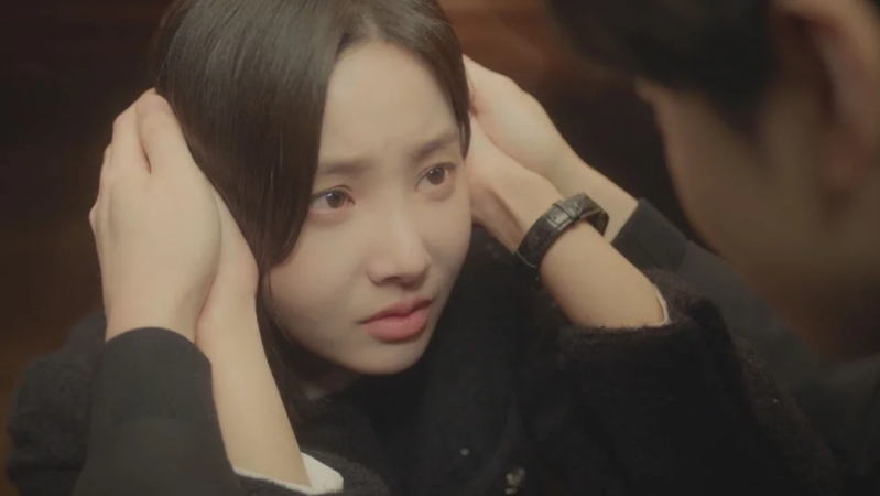 悲しげな表情の女性