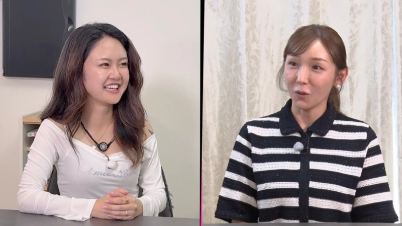二人の女性が会話している様子