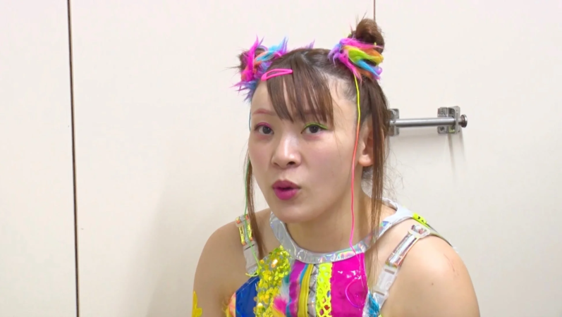 カラフルな衣装のフワちゃんポートレート