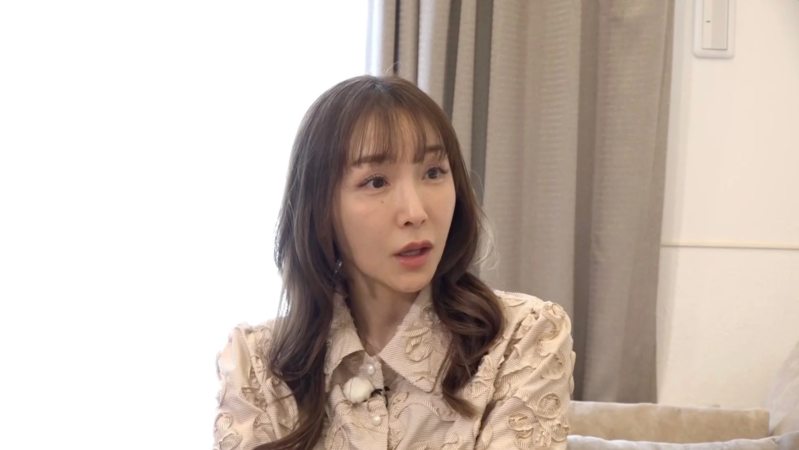 真剣な表情で話す女性