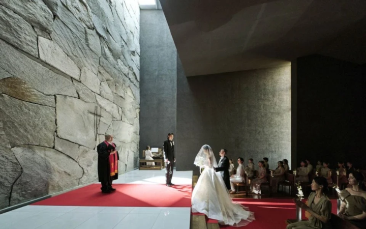 モダンなデザインのチャペルで結婚式が執り行われています。