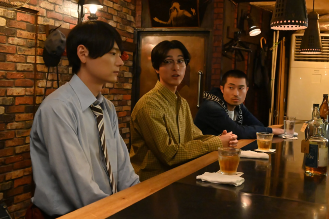 バーで談笑する3人の男性