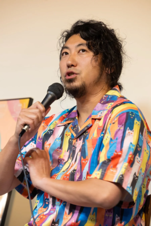 マイクを持って話す男性
