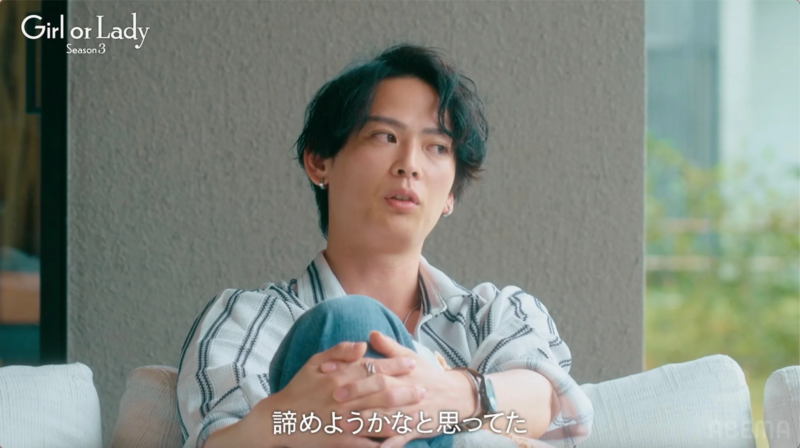 ソファに座り真剣な表情を見せるキョウヘイさん