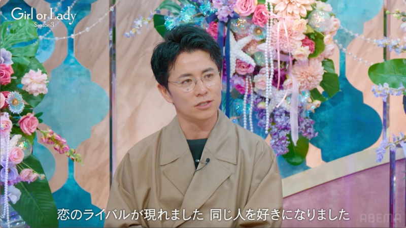 メガネの男性が話している様子