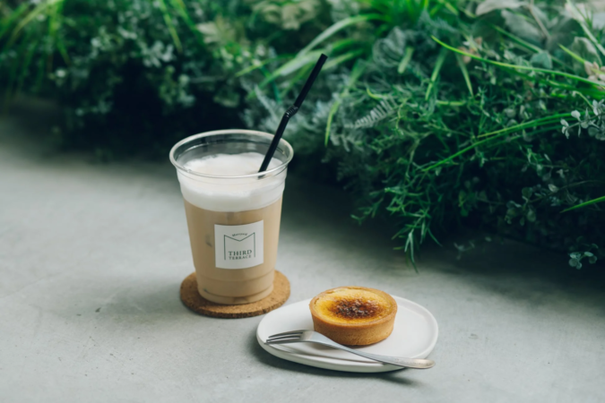 カフェでくつろぐ様子