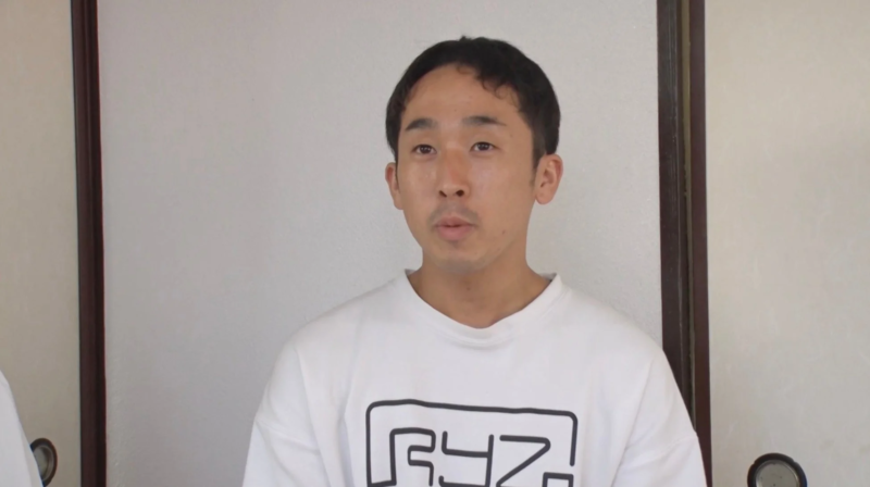 話している様子の男性