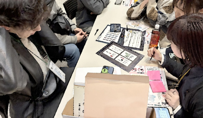 謎解きゲームを楽しむ参加者たち