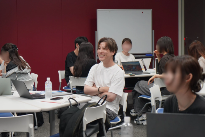 学生がノートPCを囲む