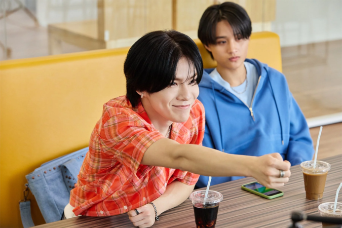 カフェで会話する二人