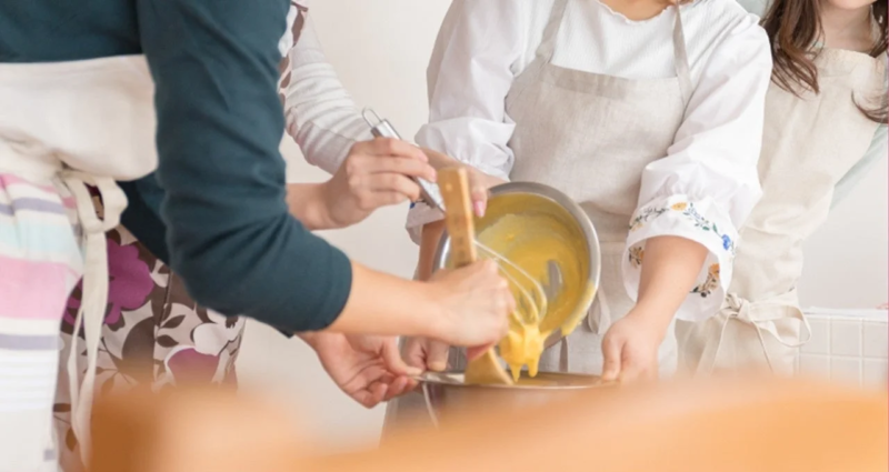共同で料理を楽しむ女性たち
