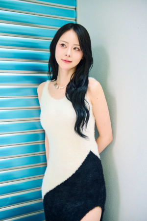 ツートンカラーのドレスを着たレイさん