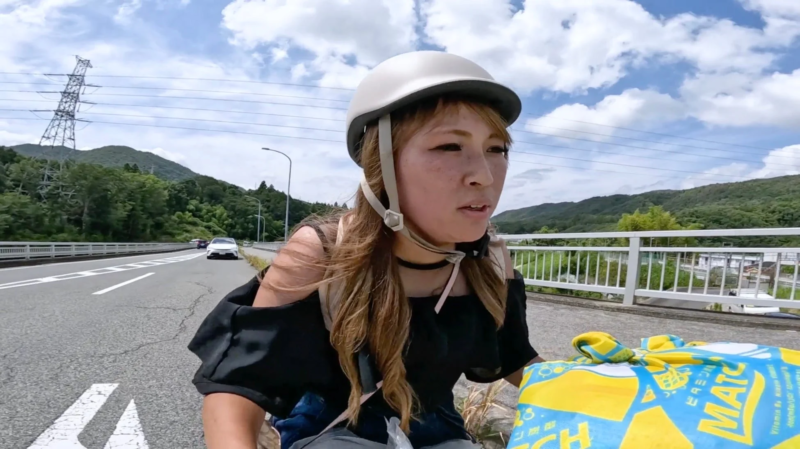 屋外でヘルメットを着用した女性