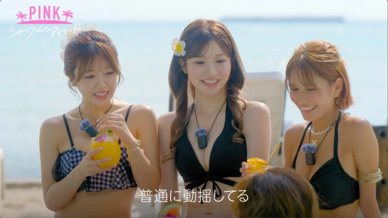 ビーチで水着姿の若い女性3人