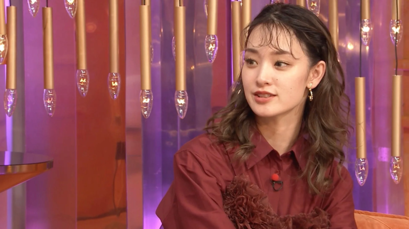 優しい笑顔を見せる若い女性