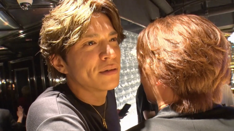 男性が会話している様子