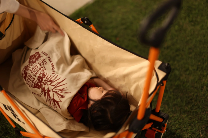 ワゴンで気持ちよさそうに眠る子供