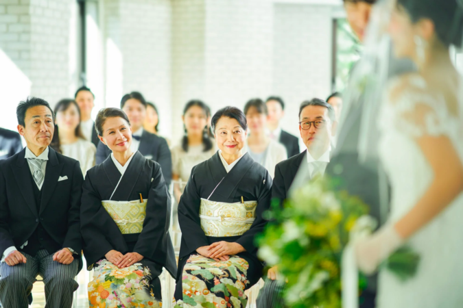 結婚式に参列するご家族の様子