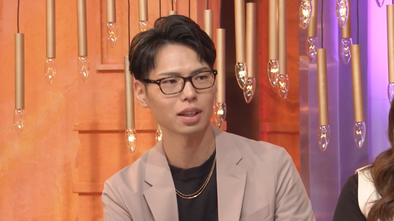 眼鏡をかけた若い男性