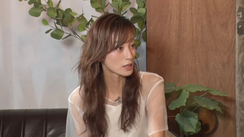 ソファに座って話す女性