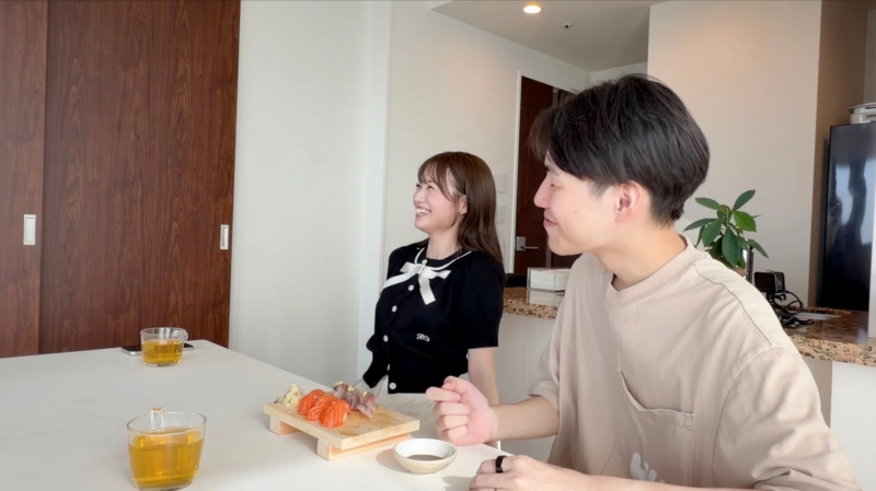 自宅で寿司を囲む朝長美桜さんと夫の奏人さん