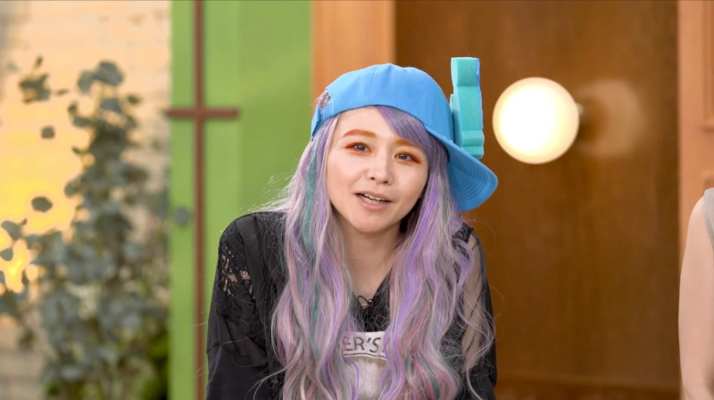 カラフルな髪とキャップの女性