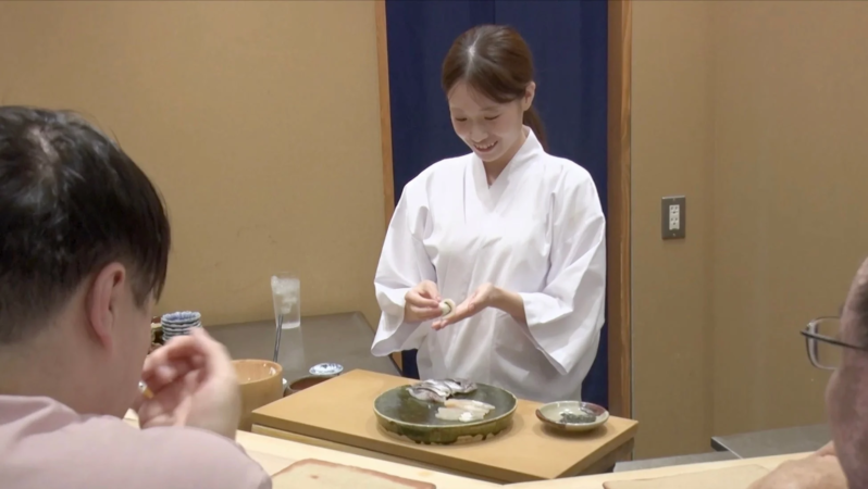 寿司を準備する朝長美桜さん