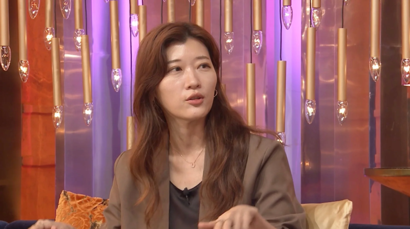 トークショーで話す女性