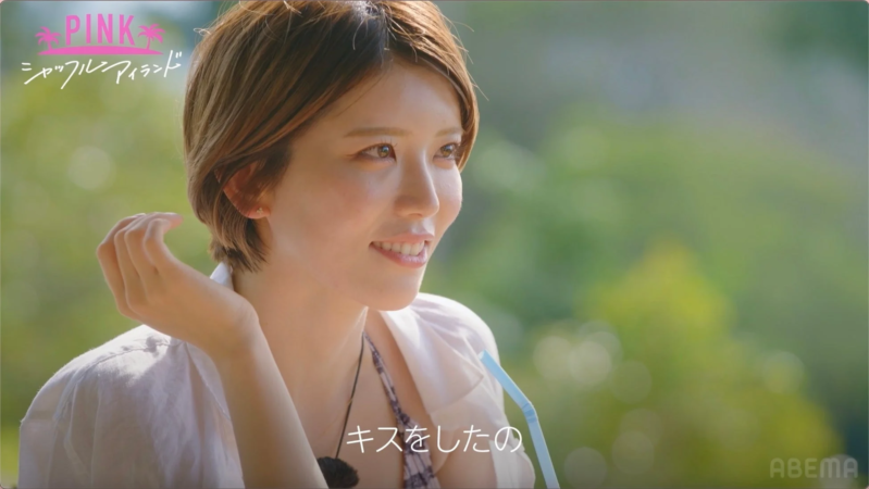 なつみがドリンクを飲むシーン
