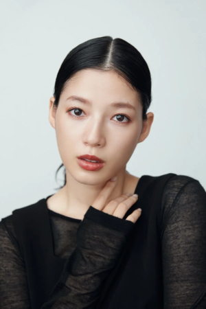 黒い服を着た若いアジア人女性のポートレート