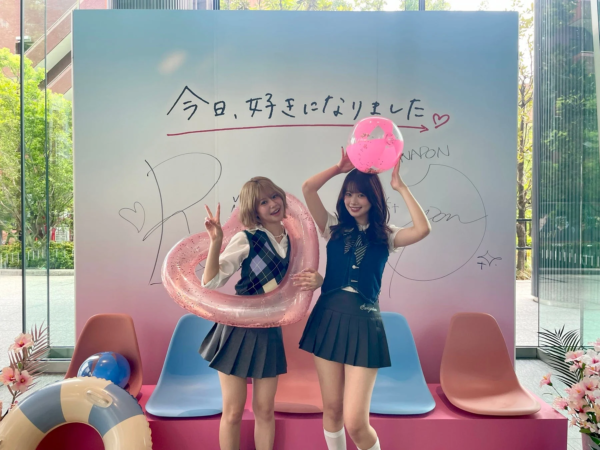 女性二人組、制服風