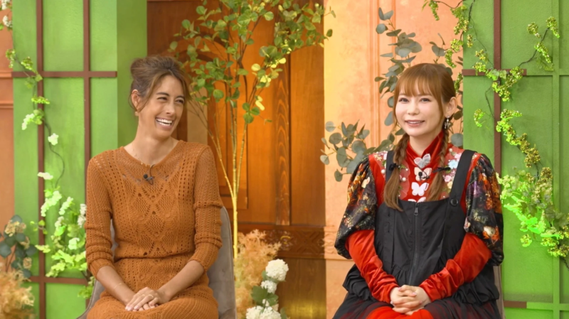 スタジオで向かい合って話す女性たち