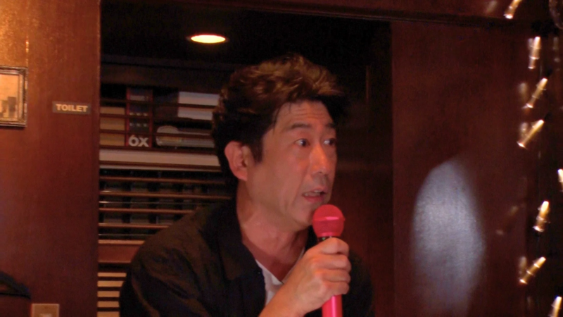 モノマネを披露する原口あきまささん