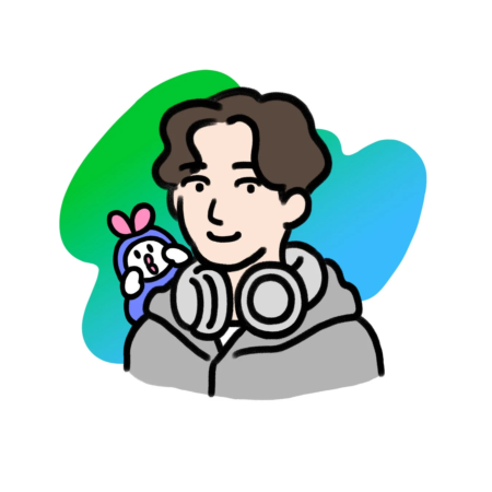 ヘッドホンを首にかけた笑顔の男性のイラストです。灰色のパーカーを着ており、左肩には耳の生えた小さな青いキャラクターが乗っています。背景は緑と青の抽象的な図形です。