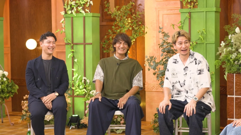 スタジオで談笑する男性3人