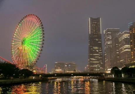 夜景の都市景観、ライトアップされた観覧車と高層ビル群