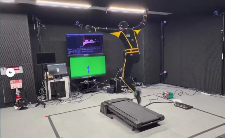 モーションキャプチャースーツを着た人物が、専門のスタジオ内でジャンプしている様子