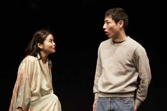 舞台上の男女