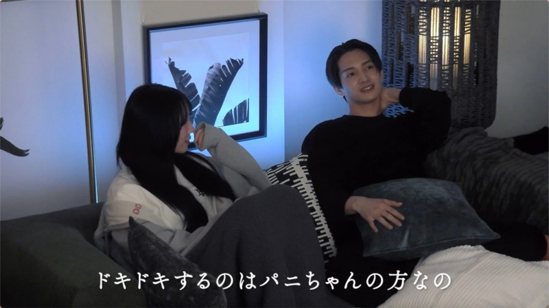 たいせいとパニがソファで話す様子