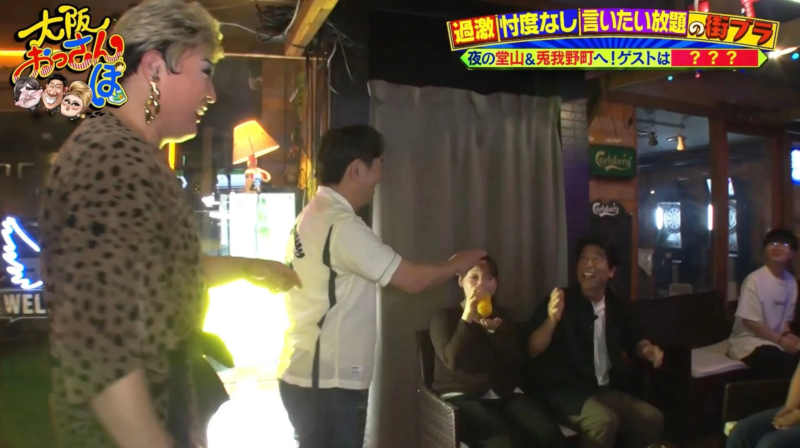 バーで会話を楽しむ3人