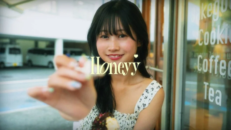 笑顔の若い女性とデザート