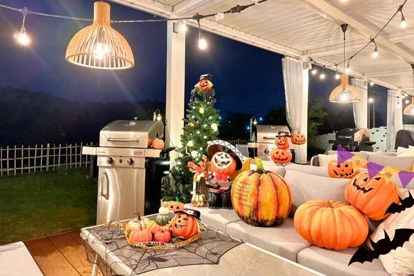 夜のパティオのハロウィン飾り付け