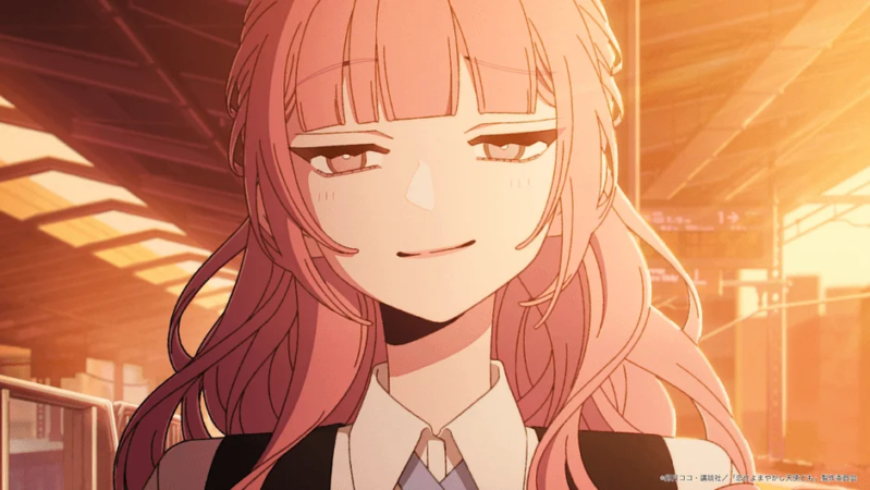 ピンク色の髪を持つアニメスタイルの女性キャラクターが、夕焼けに染まる駅のホームに立っています。自信ありげな表情を浮かべています。